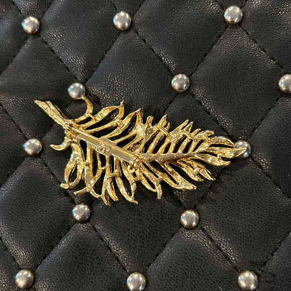 Gerry’s Flaming Feather Faux Pearl Brooche - Picture 3 of 13